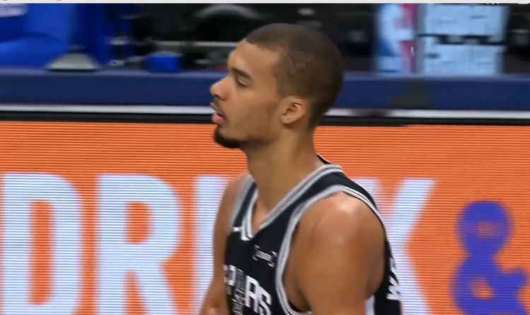 易游体育-太高了！文班突破手肘打到克里斯蒂脸部 吃到本场第二个进攻犯规