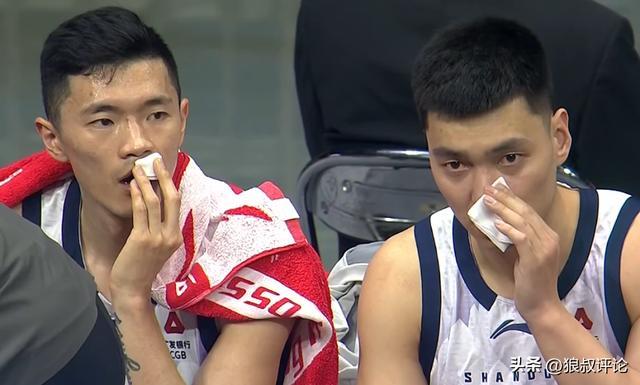 易游体育品牌-复刻CBA名画！陈林坚和陈培东同时拿纸巾擦血引关注